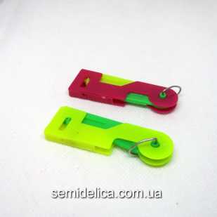 Нитковдеватель, игловдеватель пластиковый